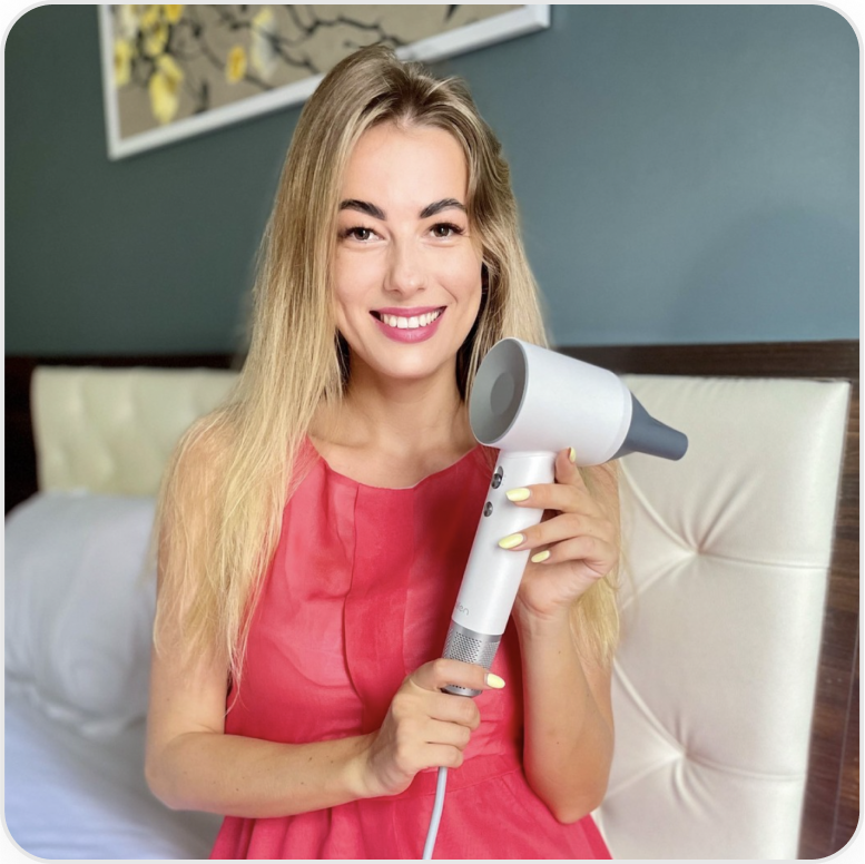 Aylee holds hair dryer products from Laifen