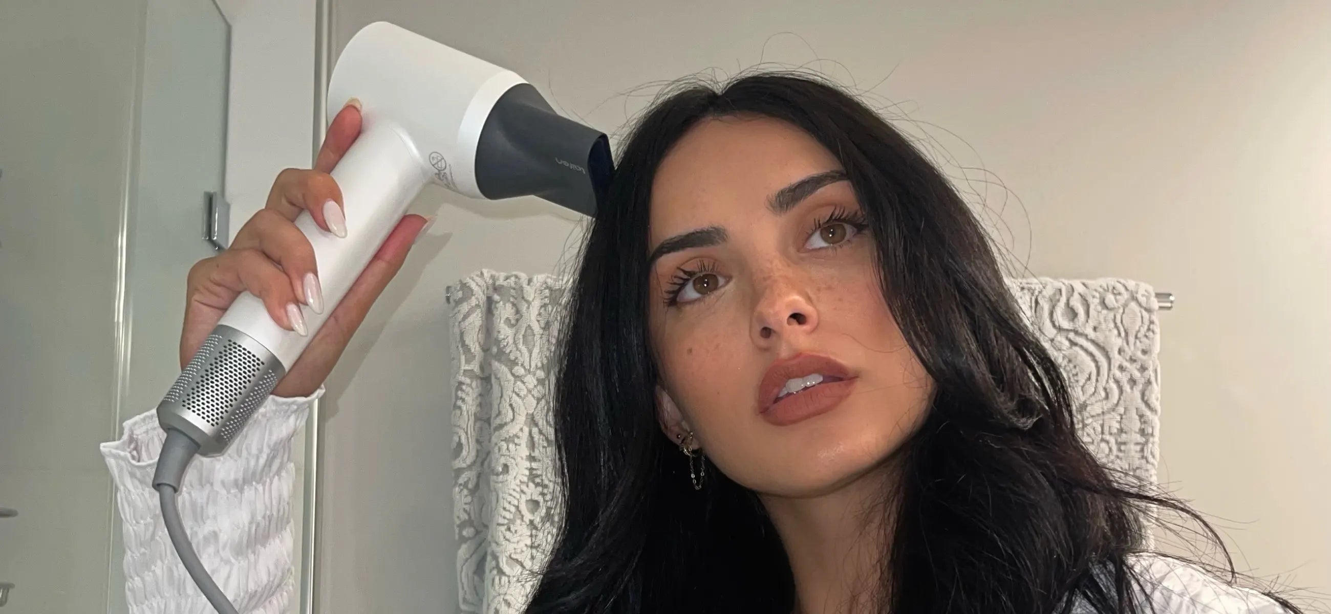 Top best hair dryers for adding volume: How to blow out hait to add volume?