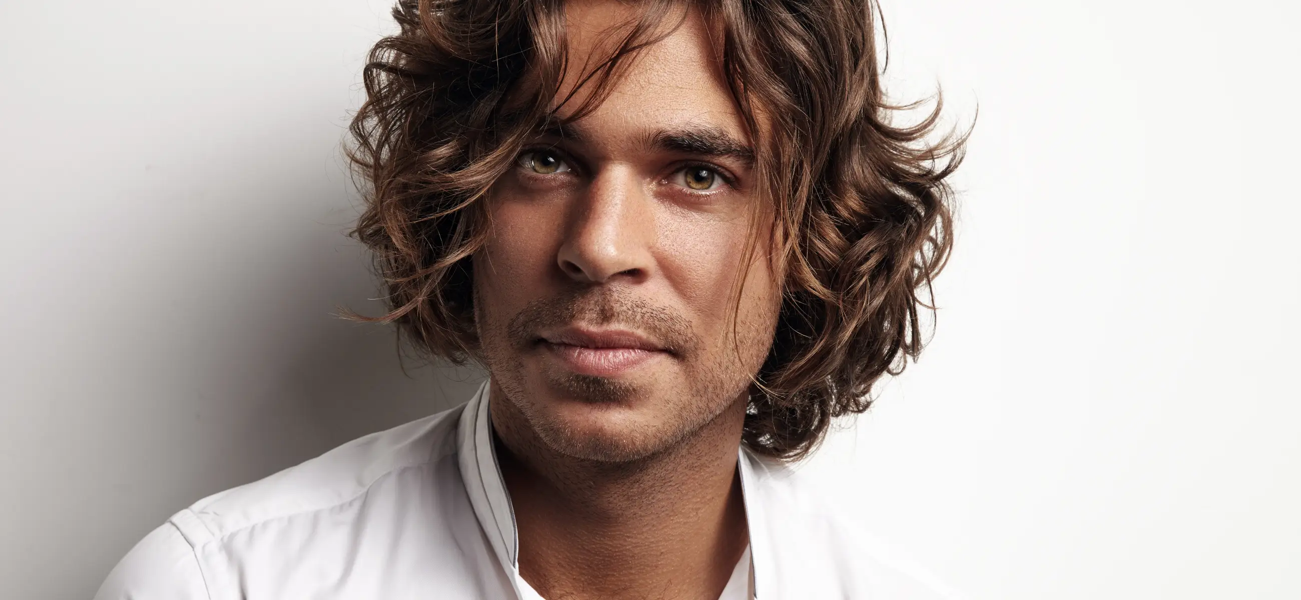 From the wolfcut to the perm - 7 haircuts for curly hair men 