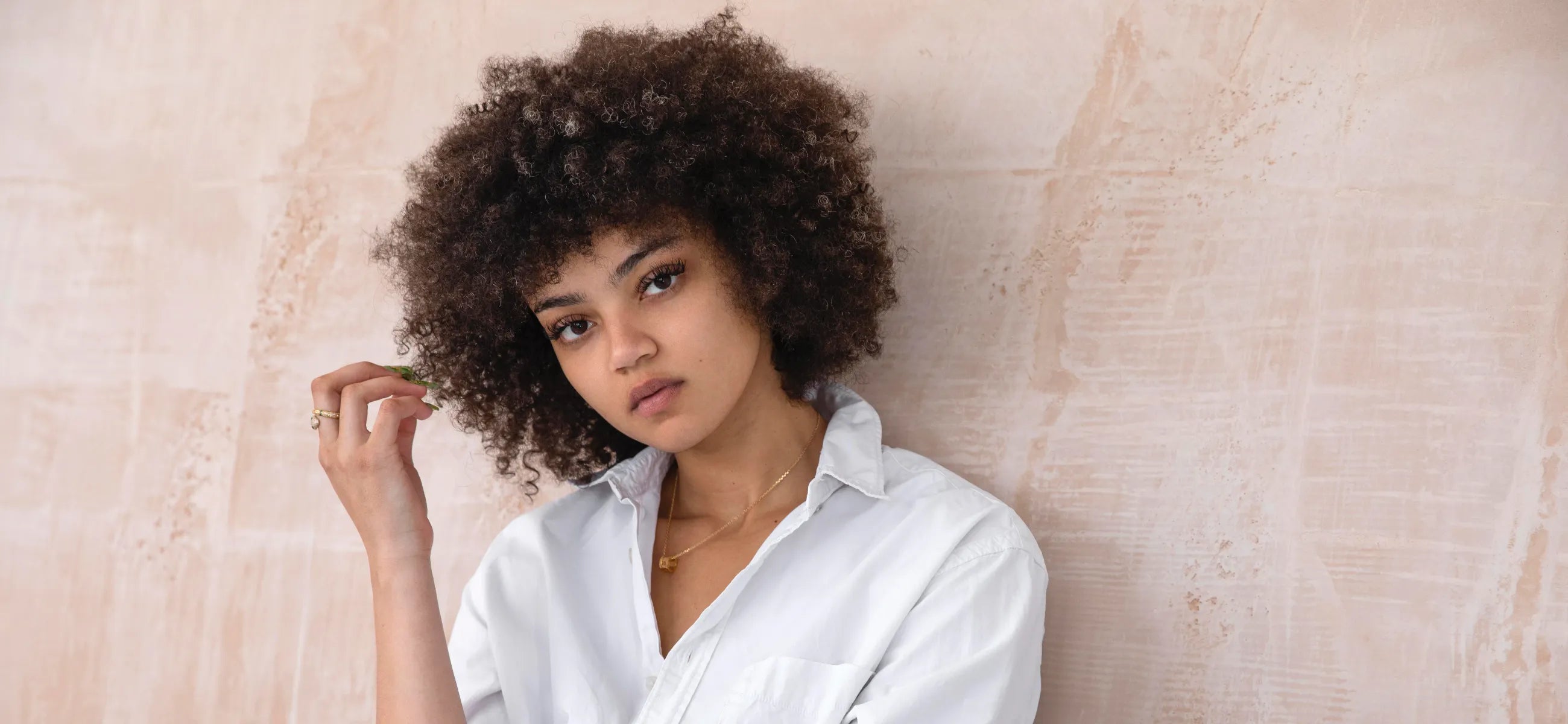How to air dry curly hair without frizz (Easy step-by-step guide)