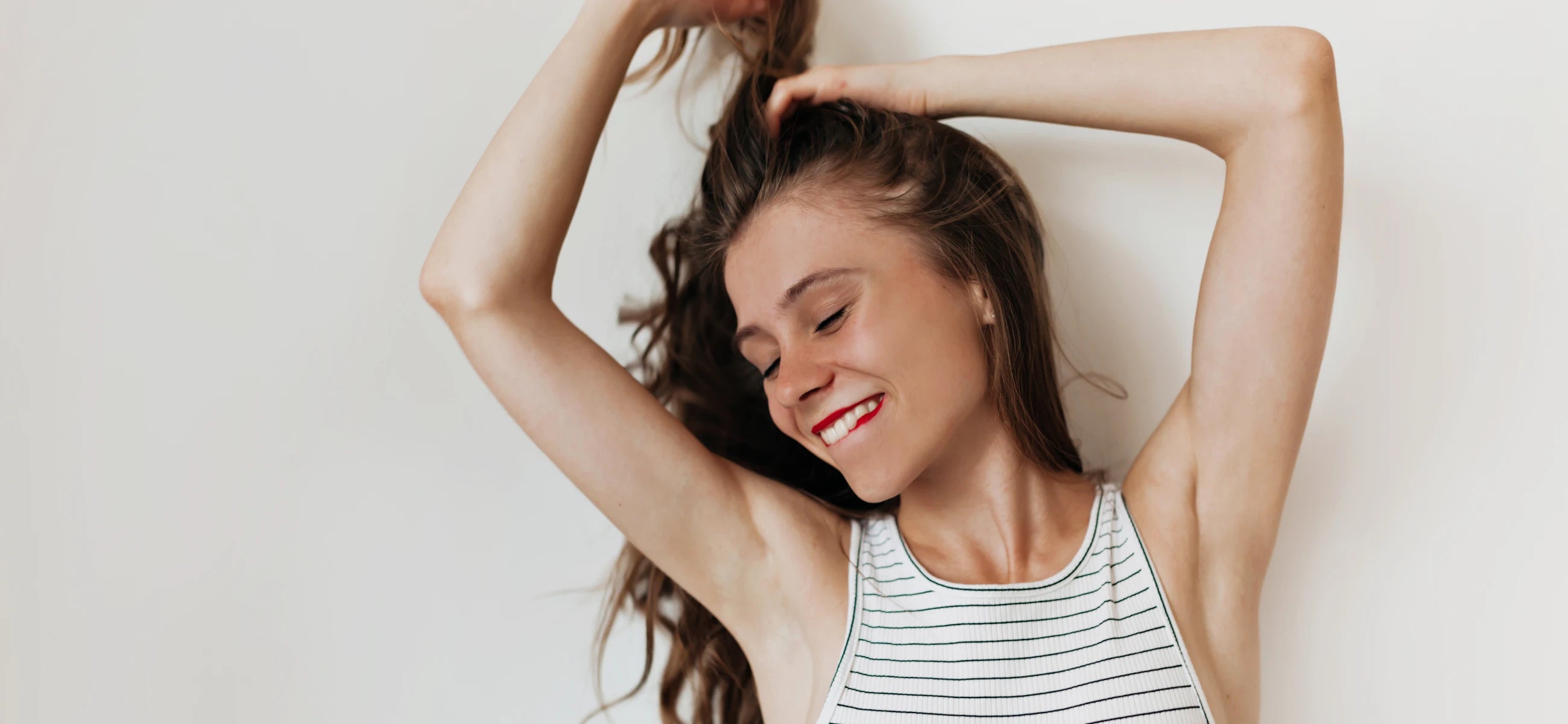 How to air dry hair without frizz and look good: An ultimate guide