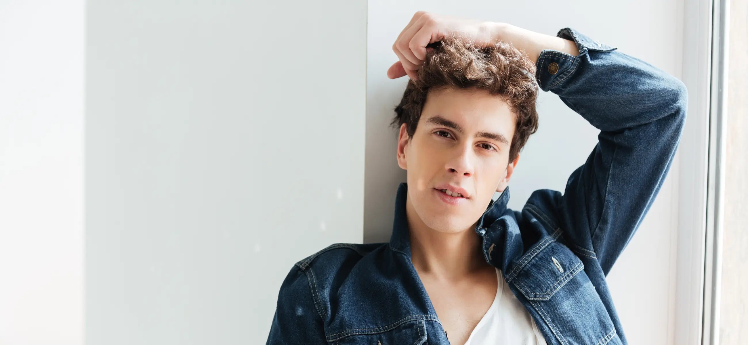 10 short messy hairstyle ideas for men and women [Styling guides included]
