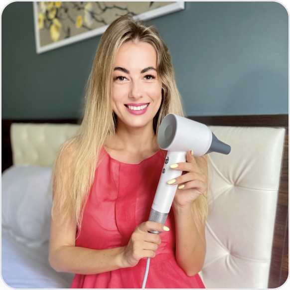 A customer trys Laifen's hair dryer at a hotel