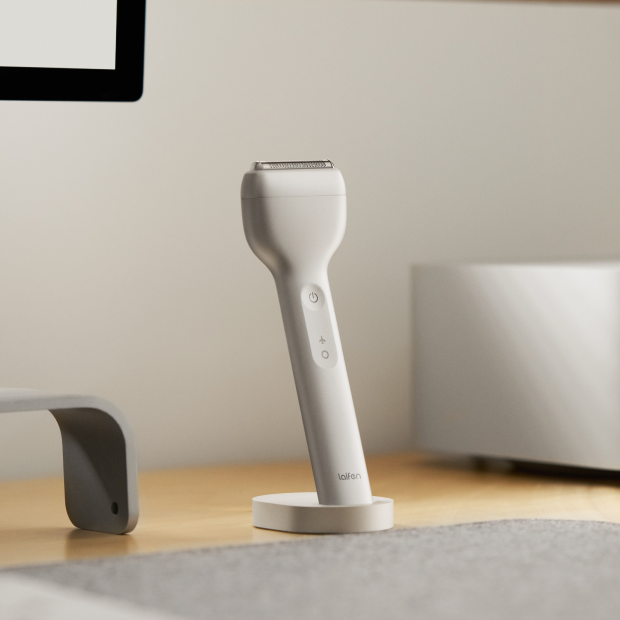 Tabletop setup of T1 Pro electric razor
